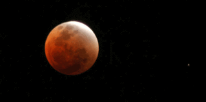 Blood Moon lunar eclipse in Sydney, Australia, on 28th August 2007 (Photo: Peter Gaylard/ Wiki Commons)